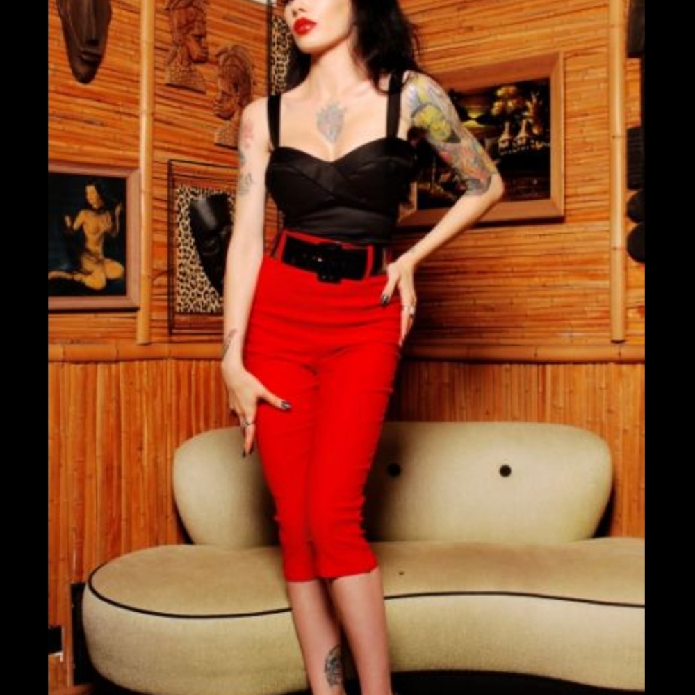 Deadly dames red capris